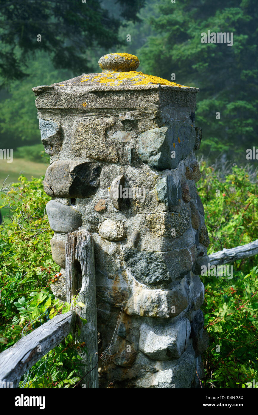 Weathered pilastro di pietra, parte di un'antica recinzione confinante con il percorso di Shore a Bar Harbor, Maine, Stati Uniti d'America. Foto Stock