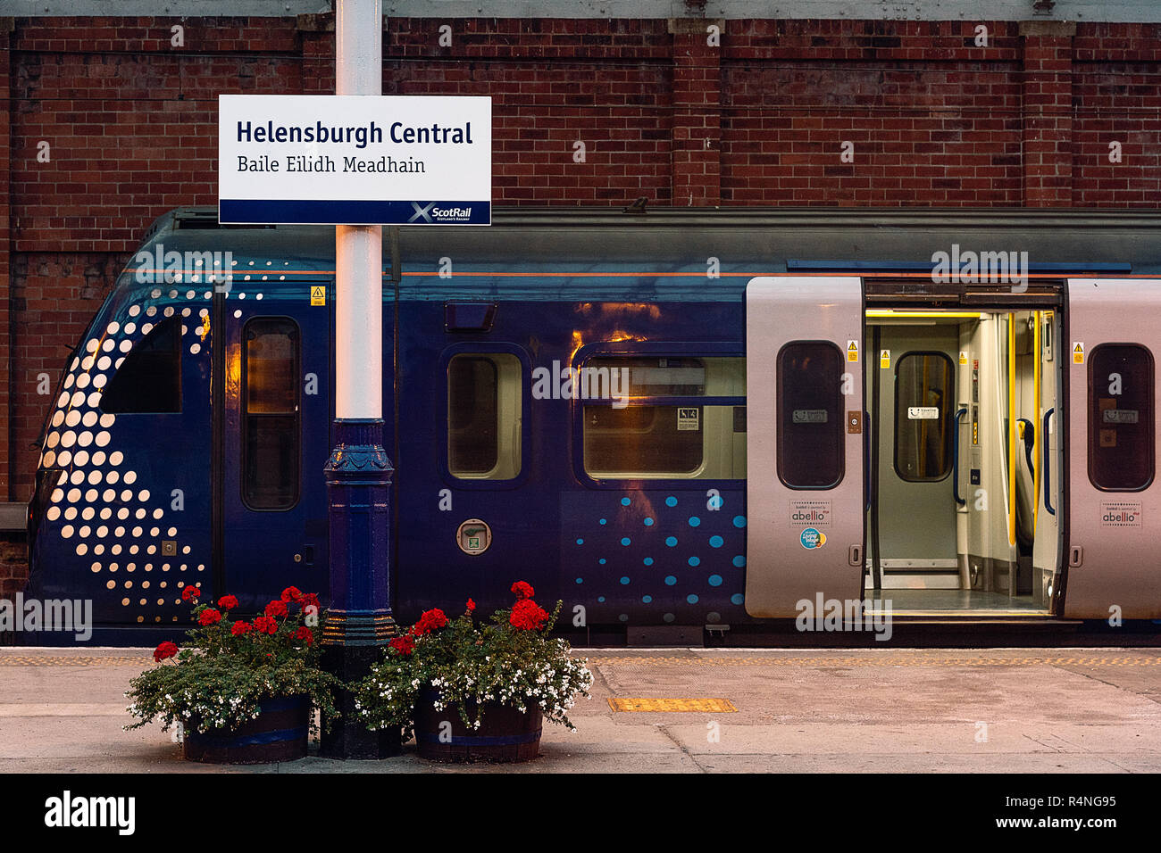 Helensburgh stazione ferroviaria centrale, piattaforma,Scotrail treno, Scotland, Regno Unito Foto Stock