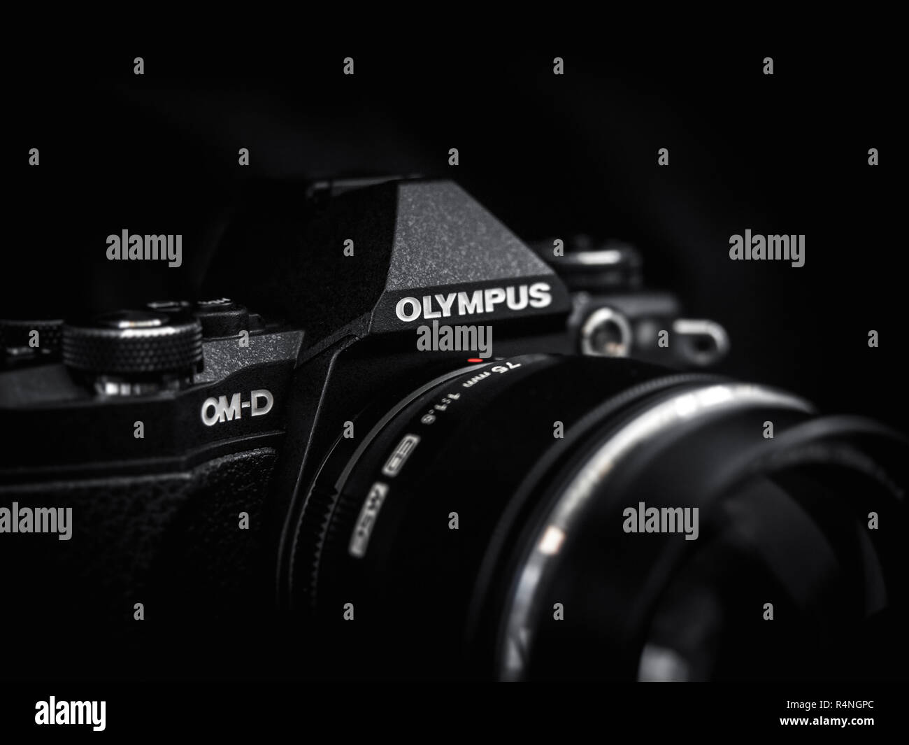 Close up di un nero Olympus OM-D EM-5 Mark II fotocamera su uno sfondo scuro Foto Stock