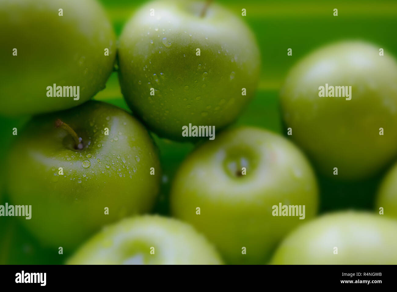 Un mazzetto di mele verdi, appena lavato. Foto Stock
