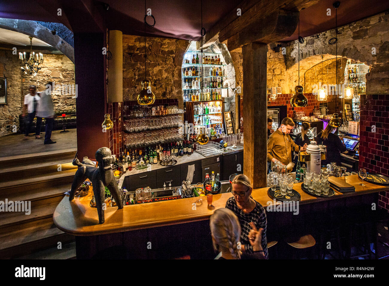 Poodle bar dell'Hotel Renthof, Kassel, Germania. Il centro di attrazione in serata: Il Pudelbar. Almeno quanto il barcone è degno di nota. E 'fatto di una lamiera arrugginita di un vecchio fienile, che Rainer Holzhauer scoperto in una cavalcata Foto Stock