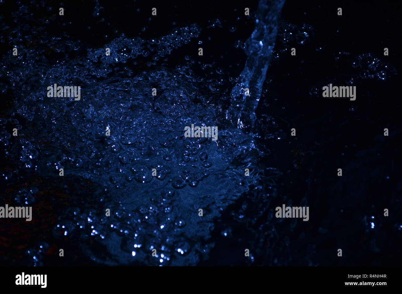 Versare acqua su acqua Foto Stock