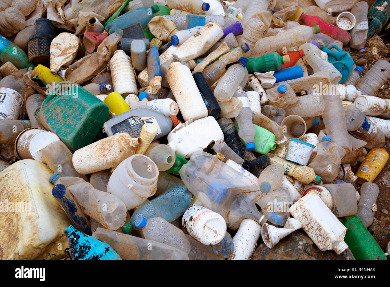 Inquinamento dell'oceano: le bottiglie di plastica e contenitori lavati fino a una spiaggia dell'isola di Amorgos, Grecia. Foto Stock