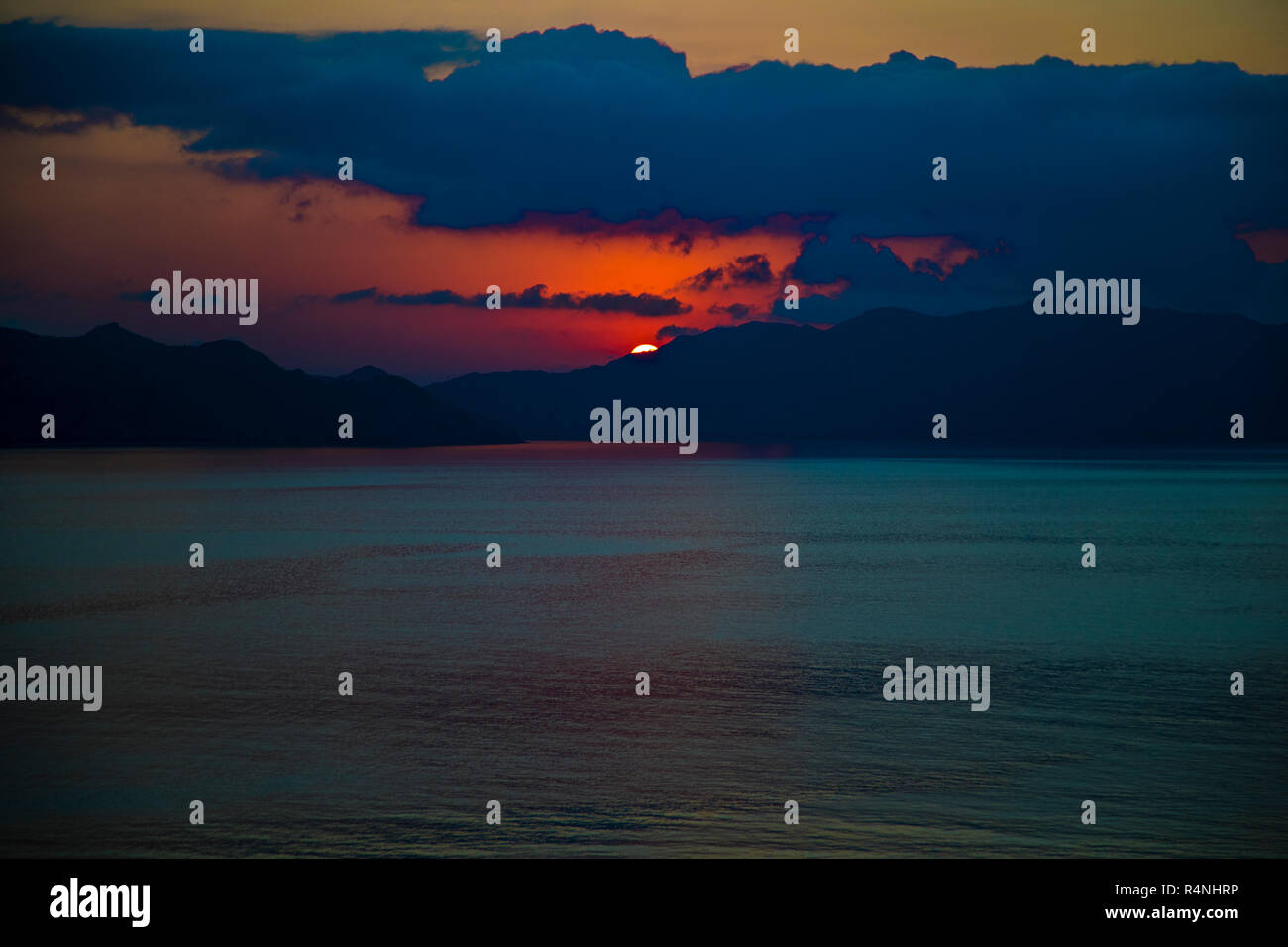 Tramonto dallo stesso punto di vista sulla isola di Komodo, Indonesia (sequenza di immagini) Foto Stock