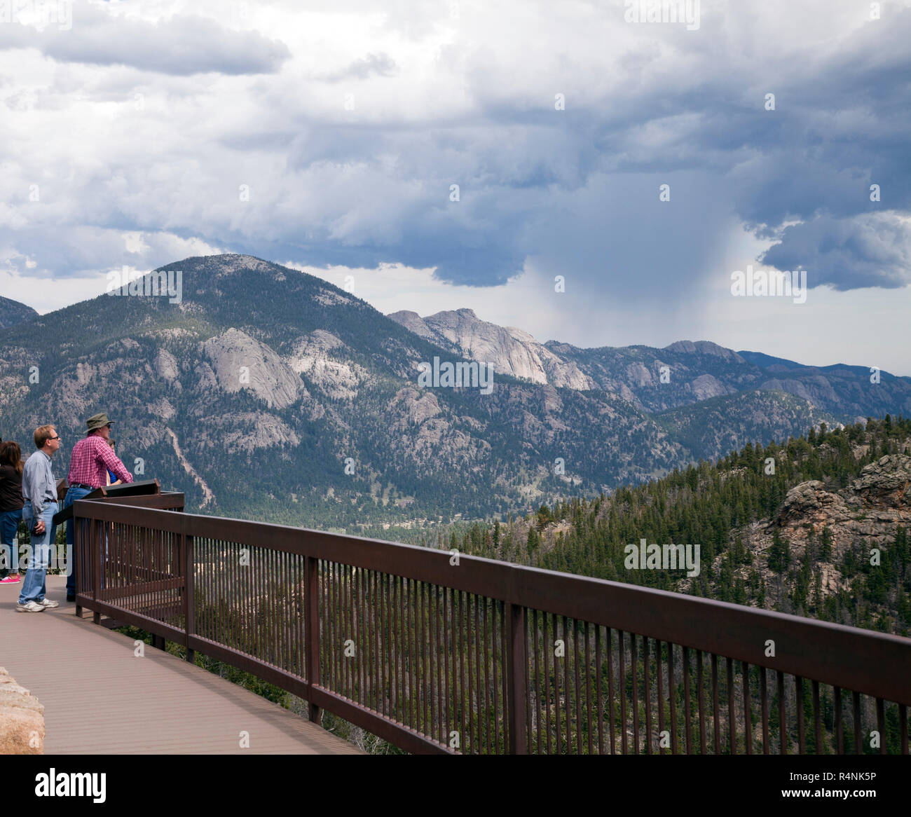 Vista panoramica delle montagne, Trail Ridge Road, Rocky Mountain National Park, COLORADO, Stati Uniti d'America Foto Stock