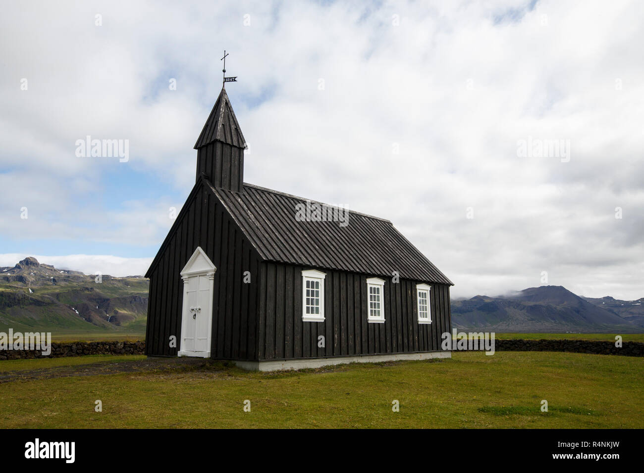 Ilâ Budakirkja, comunemente noto as Islanda'sâ la chiesa nera, è un punto di riferimento nella città di BudirÂ su ilâ SnaeffelsnesÂ Penisola, Islanda Foto Stock