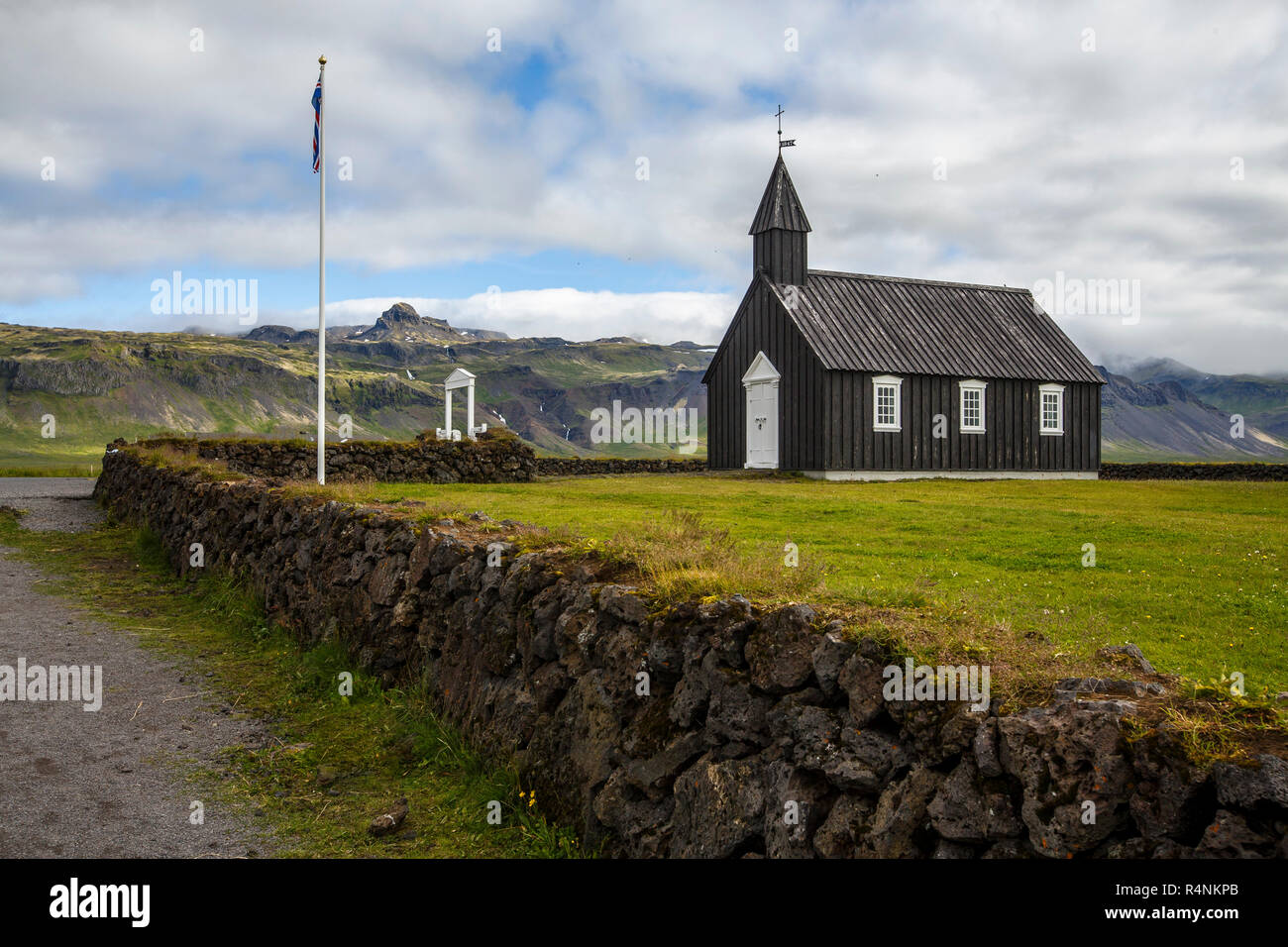Ilâ Budakirkja, comunemente noto as Islanda'sâ la chiesa nera, è un punto di riferimento nella città di BudirÂ su ilâ SnaeffelsnesÂ Penisola, Islanda Foto Stock