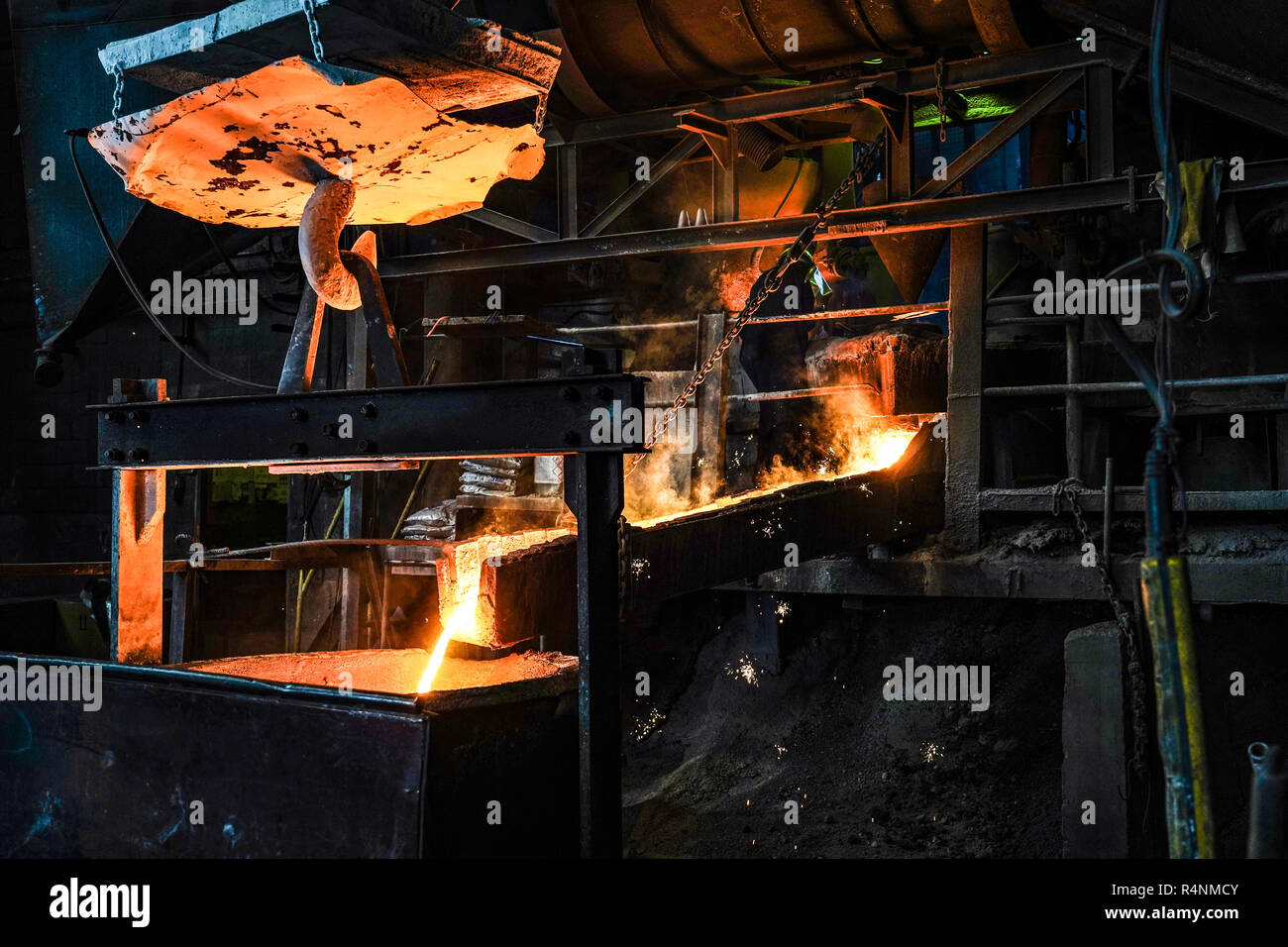 Trabajo en Fundición - Lavorare in fonderia Foto Stock