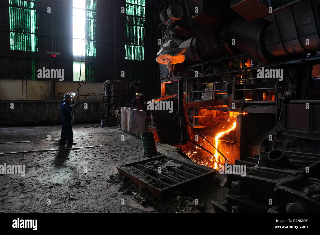 Trabajo en Fundición - Lavorare in fonderia Foto Stock