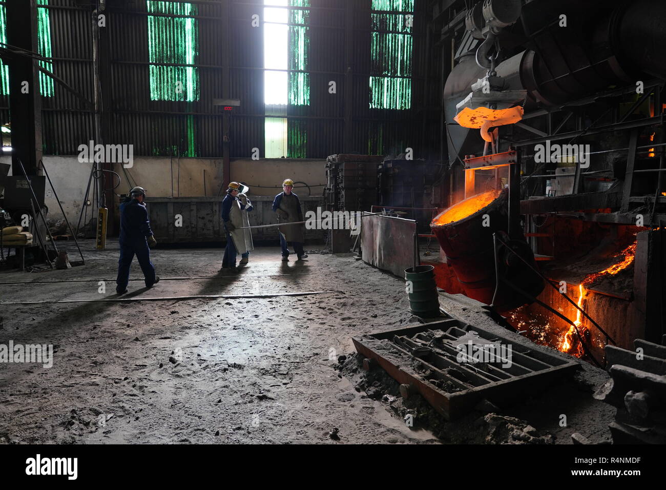 Trabajo en Fundición - Lavorare in fonderia Foto Stock