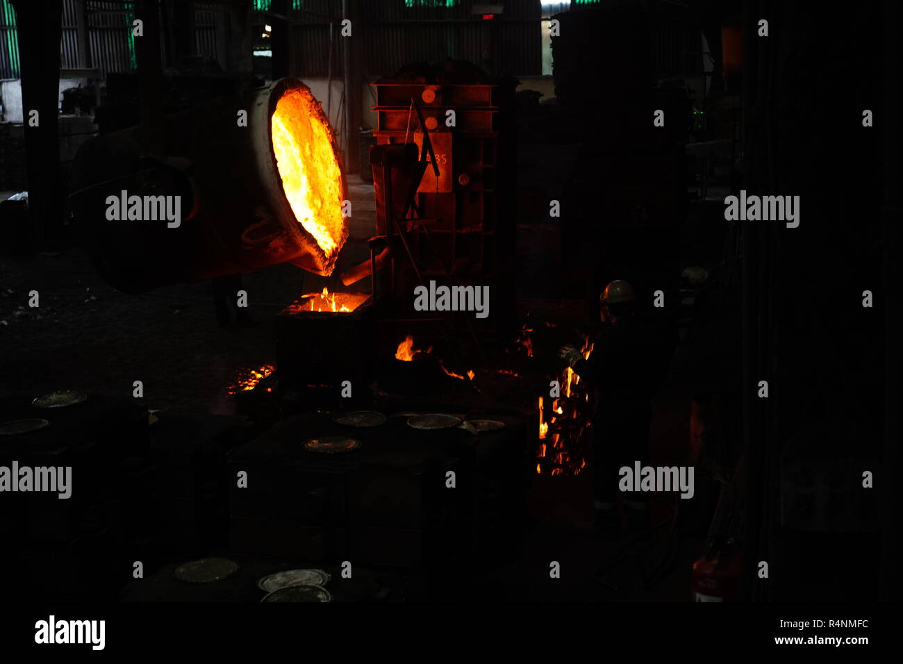 Trabajo en Fundición - Lavorare in fonderia Foto Stock