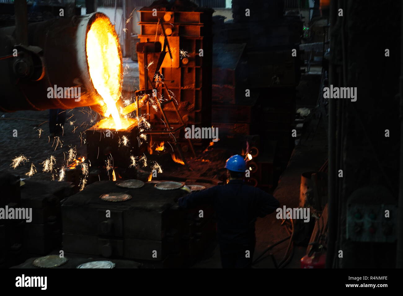 Trabajo en Fundición - Lavorare in fonderia Foto Stock