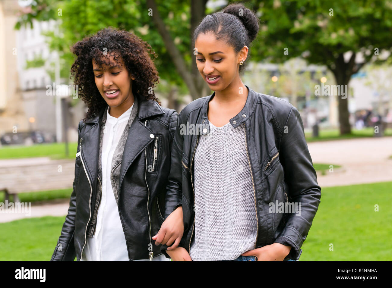 I migliori amici del nord di etnia africana in posizione di parcheggio Foto Stock