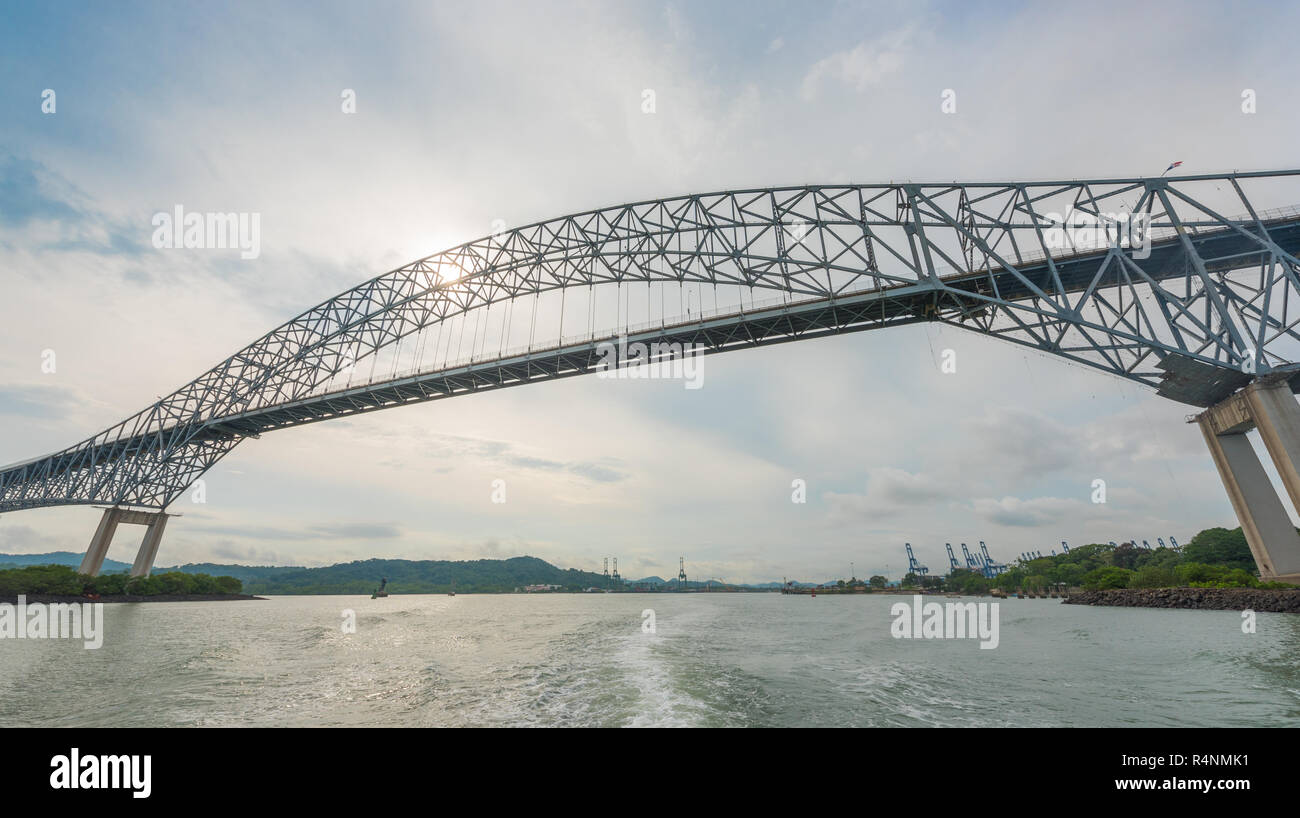 Ponte delle Americhe (Puente de las Americas). Costruito nel 1957 e una volta noto come Thatcher Ferry Bridge, copre l'entrata del Pacifico del Canale di Panama. Foto Stock