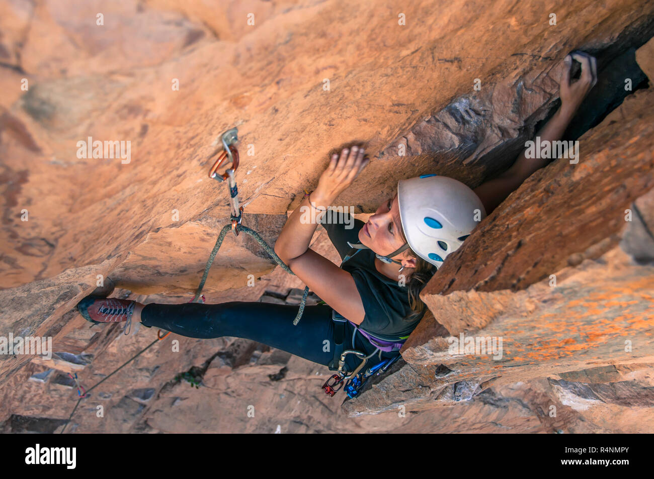 Vista dal di sopra della donna avventurosa nel casco di sicurezza arrampicata su roccia, LaÂ Mojarra, Dipartimento di Bolivar, Colombia Foto Stock