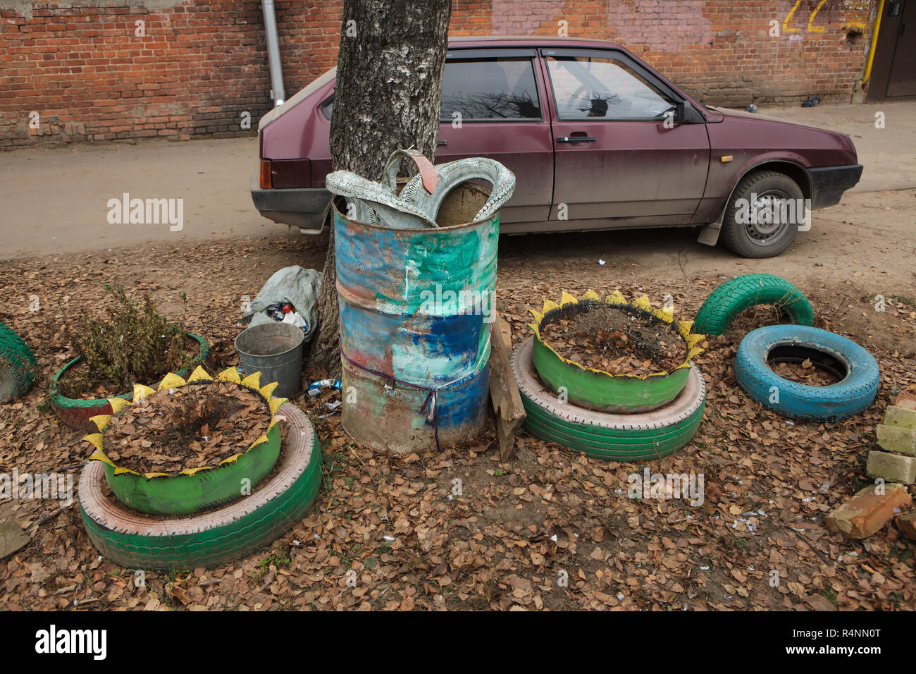 Swan e letti di fiori realizzato da rifiuti pneumatici sul bambino giochi per bambini in Ivanovo, Russia. Attenzione: Questa immagine è una parte di un saggio fotografico di 18 foto con lo stesso campo giochi. Foto Stock