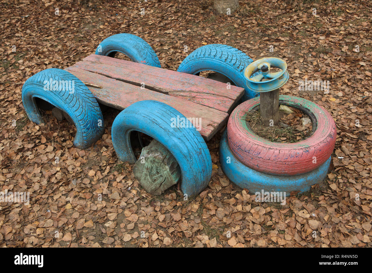 Macchina giocattolo realizzato da rifiuti pneumatici e tronchi di legno sul bambino giochi per bambini in Ivanovo, Russia. Attenzione: Questa immagine è una parte di un saggio fotografico di 18 foto con lo stesso campo giochi. Foto Stock
