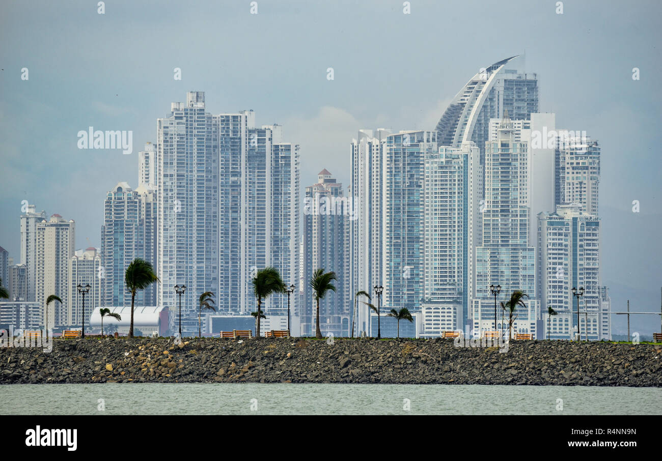 Umido e caldo giorno nella città di Panama come altro acquazzone infusi velocemente sulla skyline della citta'. Edifici alti shimmer in ondate di caldo in aumento in aria umida. Foto Stock