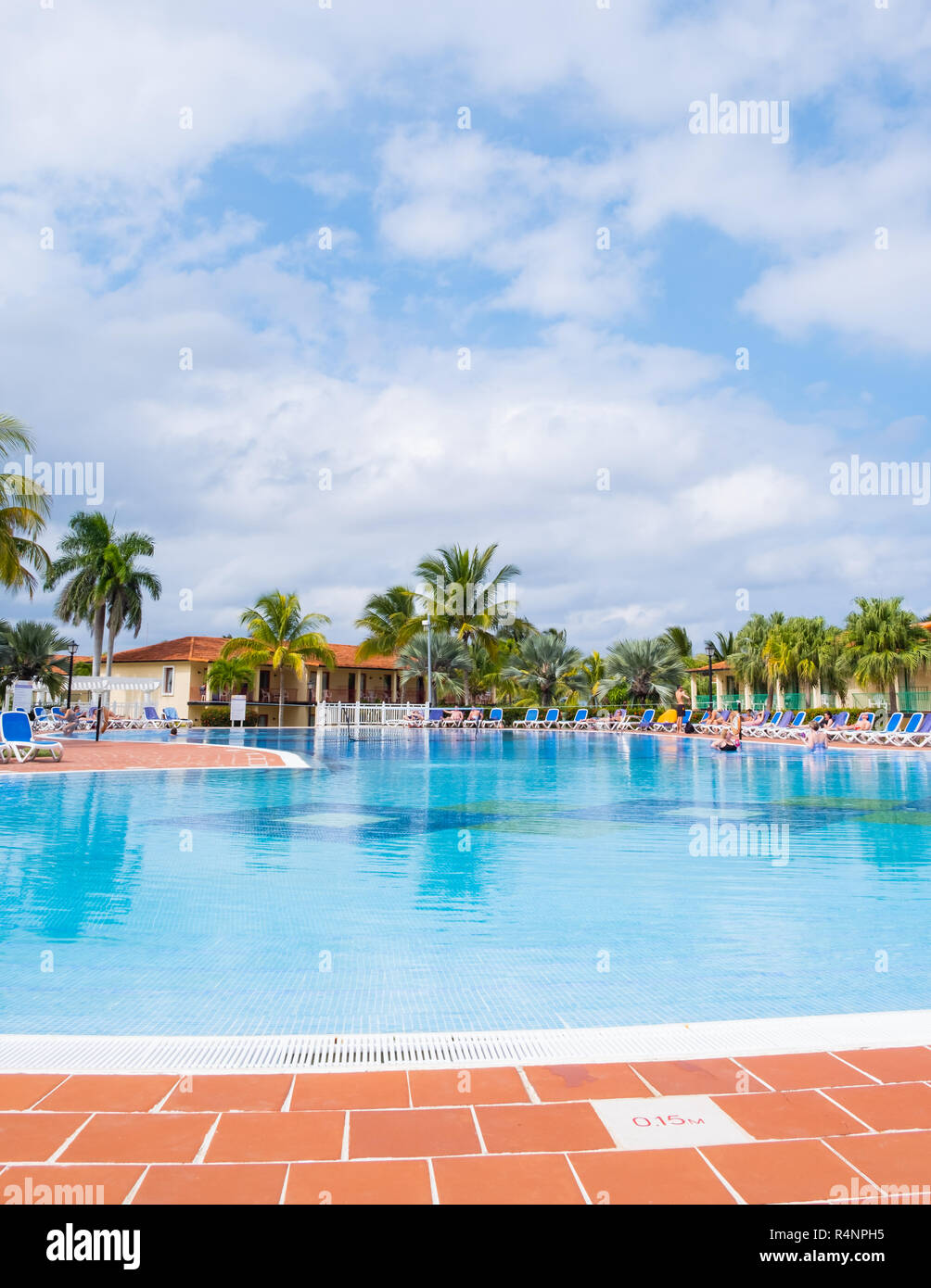 Bella piscina in un resort in Jibacoa Cuba in orientamento verticale. Foto Stock