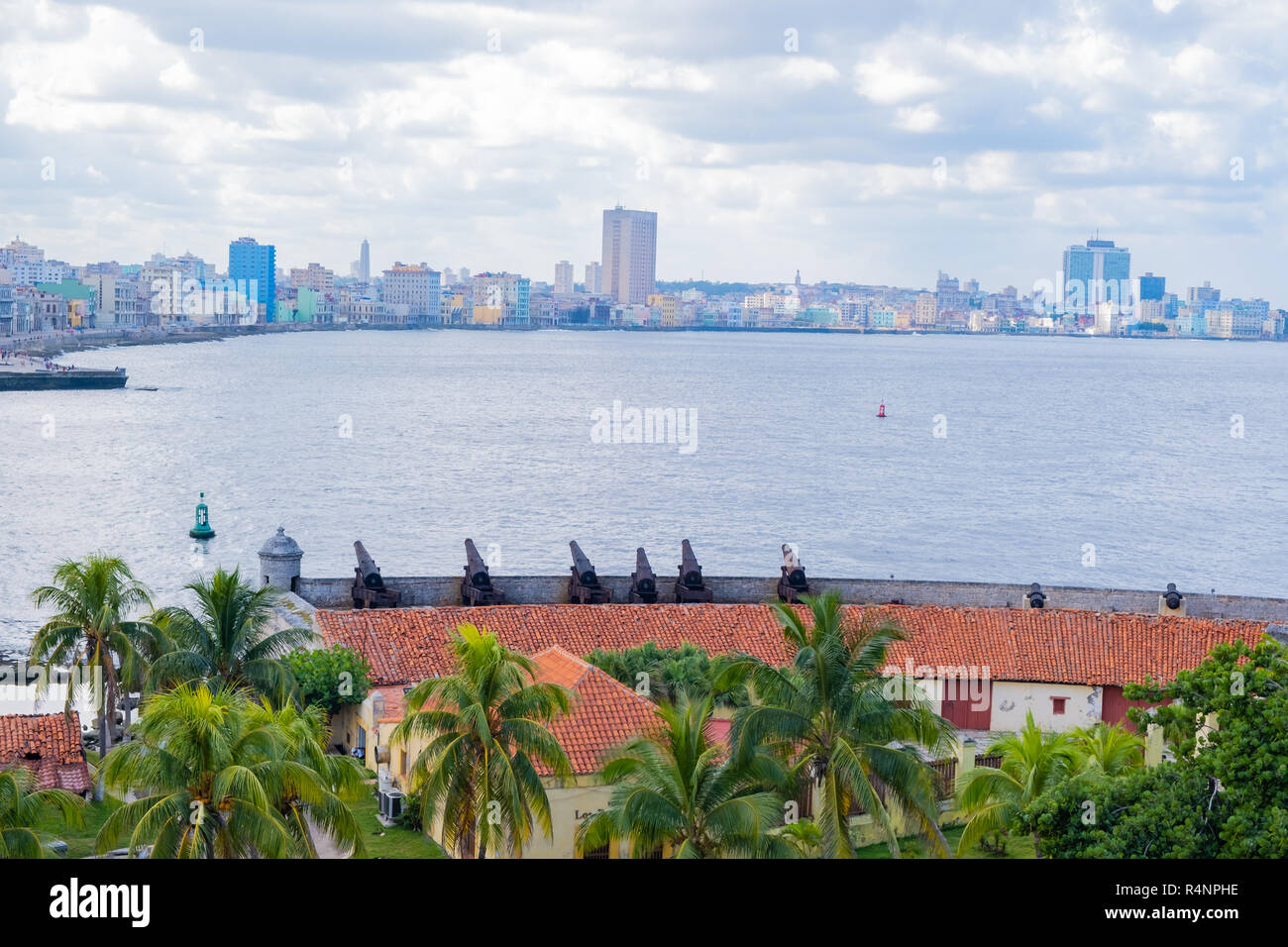 Vista la Havana Cuba skyline dalla vecchia fortezza. Foto Stock