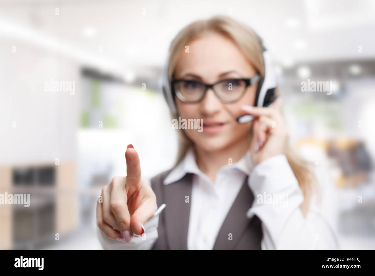Tre call center gli operatori di servizio al lavoro. Ritratto di sorridente bella femmina dipendente helpdesk con cuffia al posto di lavoro. Foto Stock
