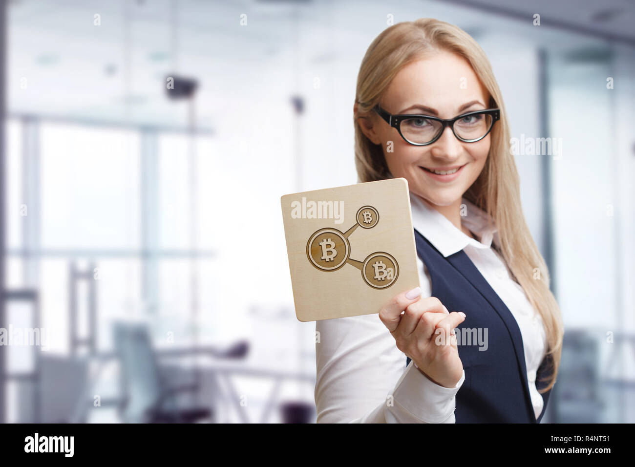 Il concetto di business, tecnologia, Internet e la rete. Bitcoin Cryptocurrency Bit digitale medaglia BTC Foto Stock
