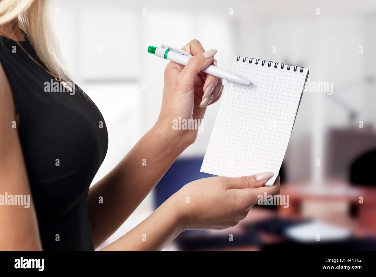 Business, tecnologia Internet e networking concetto. Giovane imprenditore di successo nel processo di lavoro Foto Stock