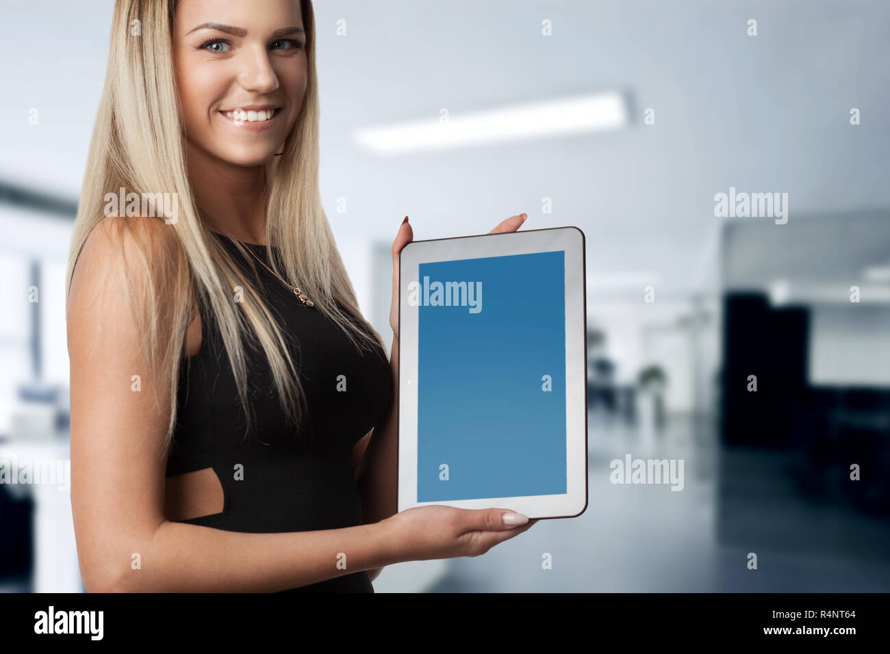 Business, tecnologia Internet e networking concetto. Giovane imprenditore di successo nel processo di lavoro Foto Stock