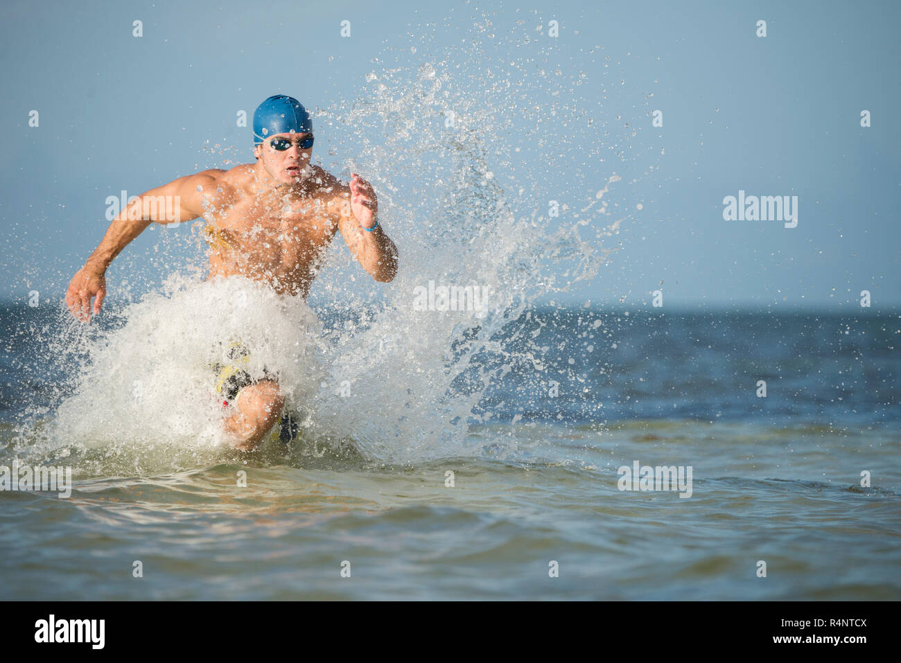 Vista di uomo in cuffia per la piscina e nuoto tronco in esecuzione in mare PlayaÂ atÂ delÂ Carmen,Â QuintanaÂ Roo MEXICO Foto Stock