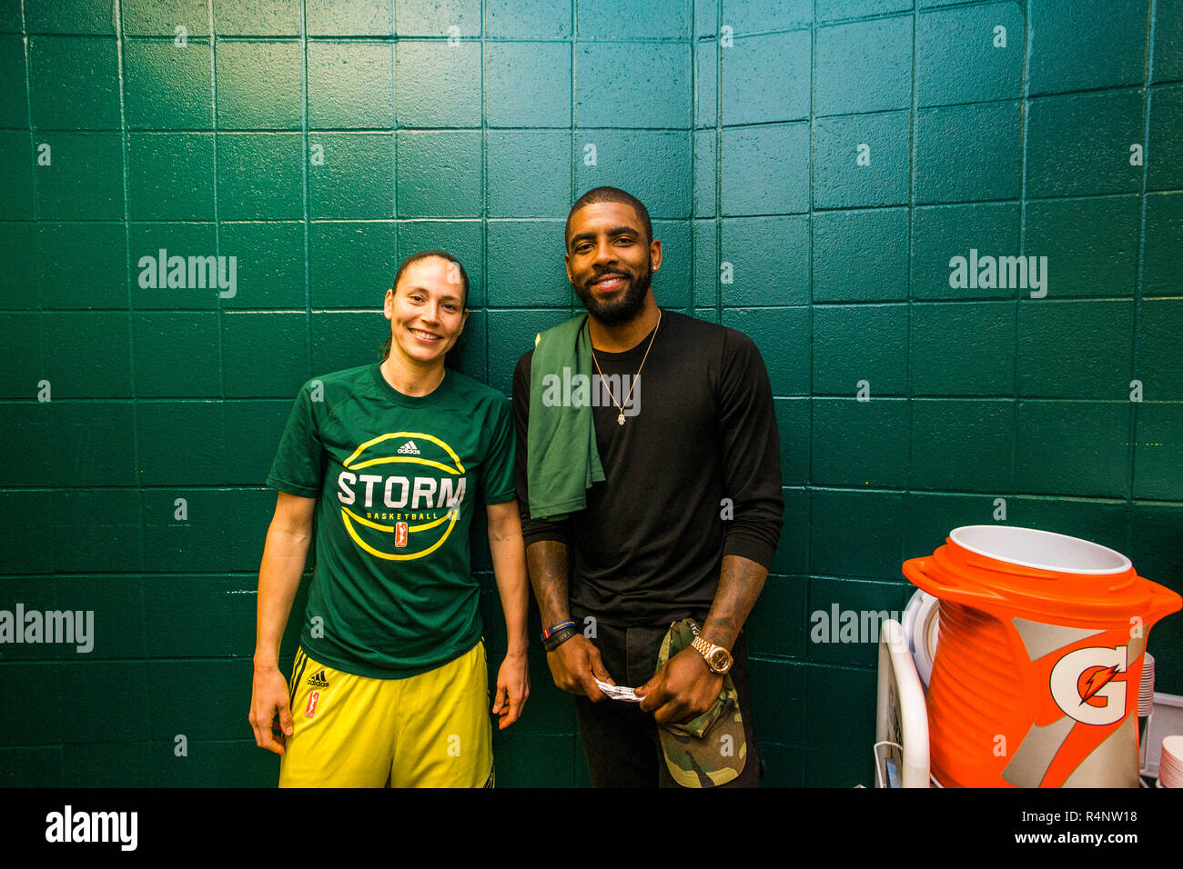 Ritratto di due sorridere i giocatori di basket, Seattle, nello Stato di Washington, USA Foto Stock