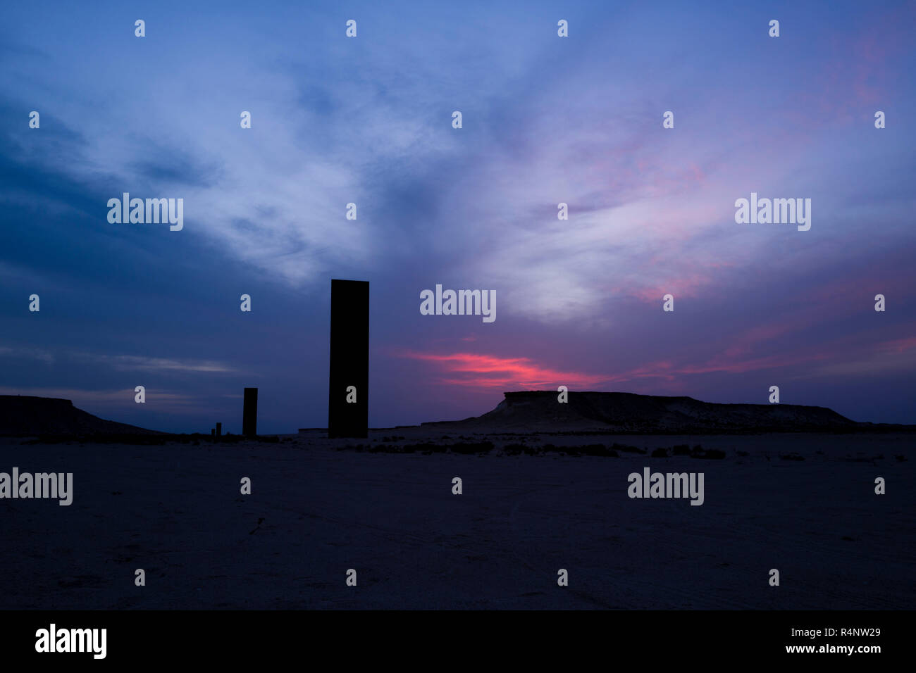 Un arte di installazione calledââ Est-ovest /ââ Ovest-est dall artista americano Richard Serra. L'installazione dei compromessi di 4 grandi lastre di acciaio ciascuna più di 14 metri di altezza che sporgono dal terreno in corrispondenza di una posizione namedâ Zekreet, un luogo popolare solo 1,5 ore lontano da Doha in Qatar deserto.â€ Foto Stock