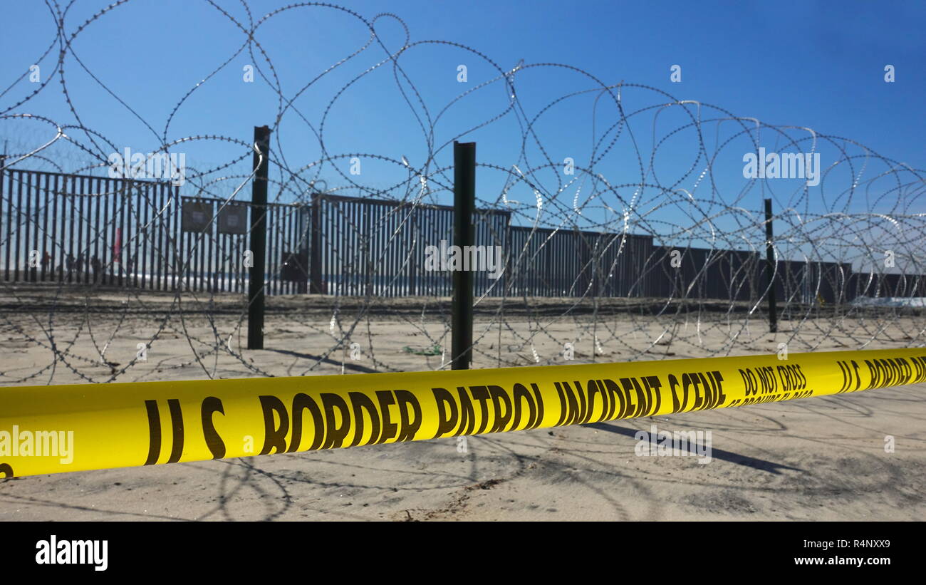 San Diego, California, Stati Uniti d'America. 27 Novembre, 2018. Le tensioni sono alte in US-Messico frontiera e hanno portato ad un aumento di fortificazioni lungo la recinzione a credito: Simone Hogan/Alamy Live News Foto Stock