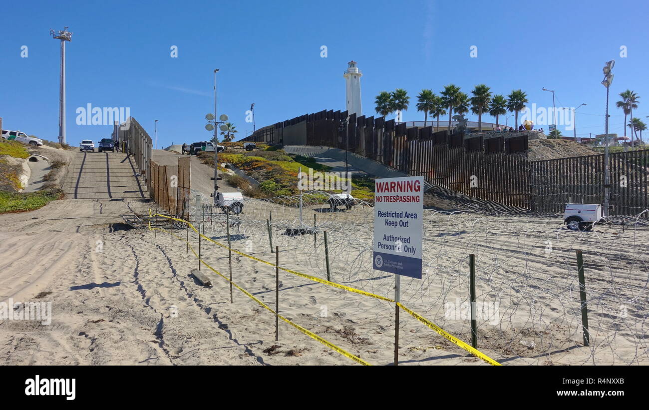 San Diego, California, Stati Uniti d'America. 27 Novembre, 2018. I recenti scontri tra i membri dell'America centrale caravan migranti e noi pattuglia di confine hanno portato a tensioni e ad un aumento della pattuglia di confine presenza lungo la US-confine messicano di San Diego. Credito: Simone Hogan/Alamy Live News Foto Stock