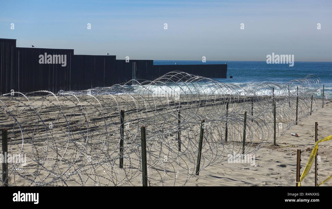 San Diego, California, Stati Uniti d'America. 27 Novembre, 2018. Le tensioni sono alte in US-Messico frontiera e hanno portato ad un aumento di fortificazioni lungo la recinzione a credito: Simone Hogan/Alamy Live News Foto Stock