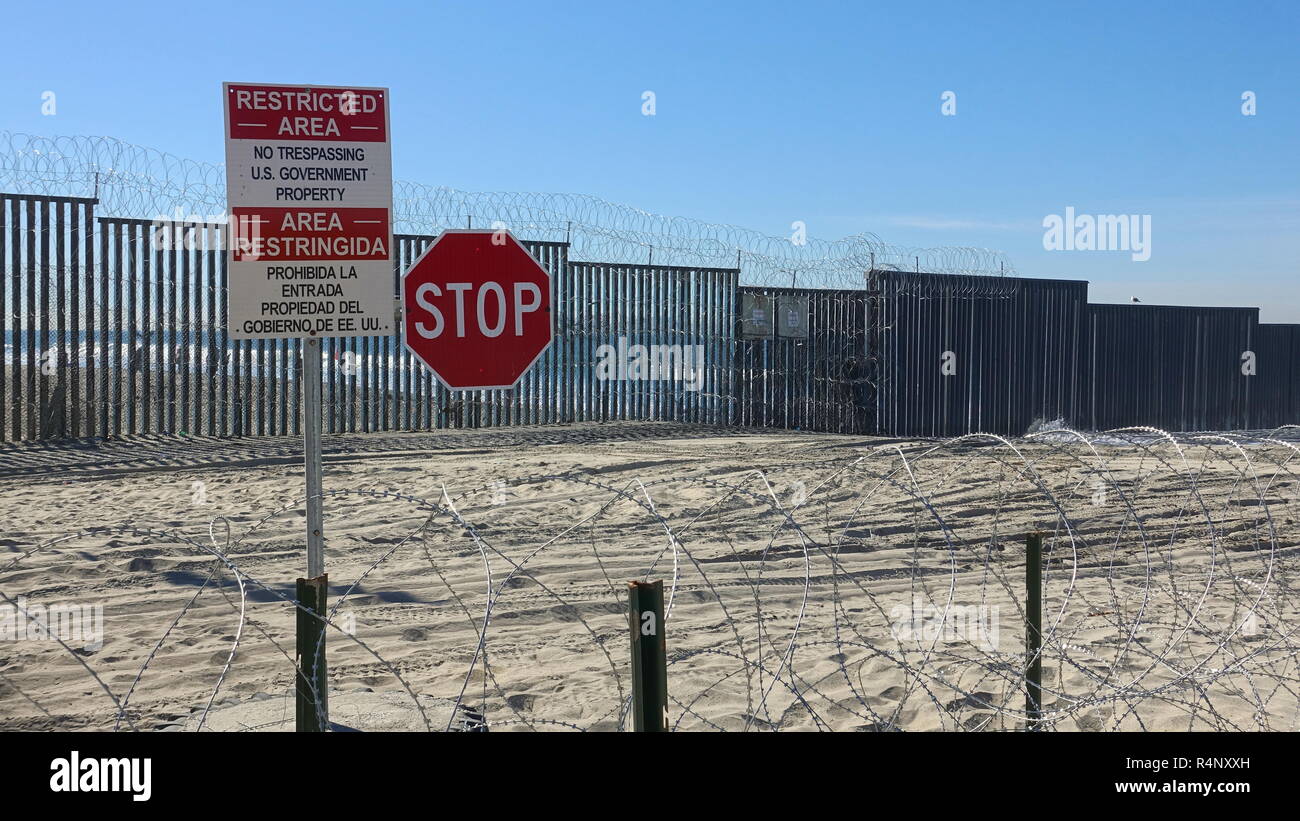 San Diego, California, Stati Uniti d'America. 27 Novembre, 2018. Le tensioni sono alte in US-Messico frontiera e hanno portato ad un aumento di fortificazioni lungo la recinzione a credito: Simone Hogan/Alamy Live News Foto Stock