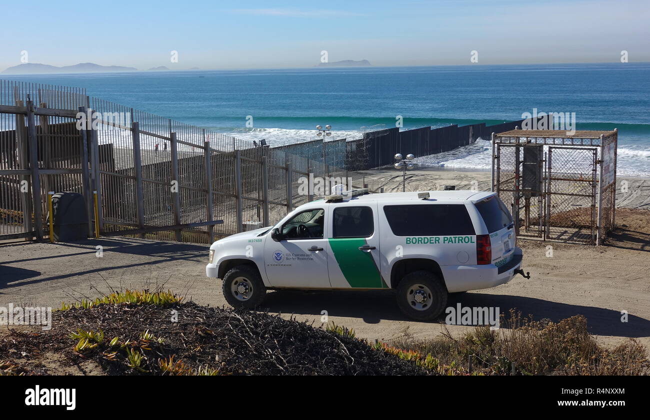 San Diego, California, Stati Uniti d'America. 27 Novembre, 2018. I recenti scontri tra i membri dell'America centrale caravan migranti e noi pattuglia di confine hanno portato a tensioni e ad un aumento della pattuglia di confine presenza lungo la US-confine messicano di San Diego. Credito: Simone Hogan/Alamy Live News Foto Stock