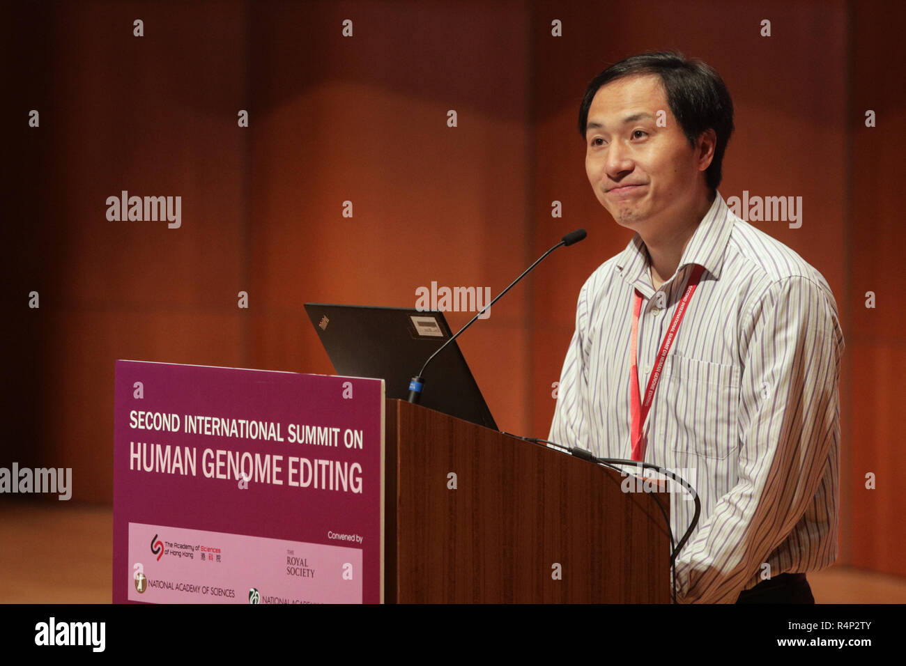 Hong Kong, Hong Kong. 28 Nov, 2018. Il cinese genetista egli Jiankui della Southern University di scienza e tecnologia in Shenzhen, Cina vedono parlare durante il secondo vertice internazionale sul genoma umano la modifica all'Università di Hong Kong. In precedenza, i cinesi genetista sostiene di aver alterato i geni dell'embrione di una coppia di due gemelle prima della nascita, prompting clamore da scienziati del campo. Credito: S.C. Leung/SOPA Immagini/ZUMA filo/Alamy Live News Foto Stock