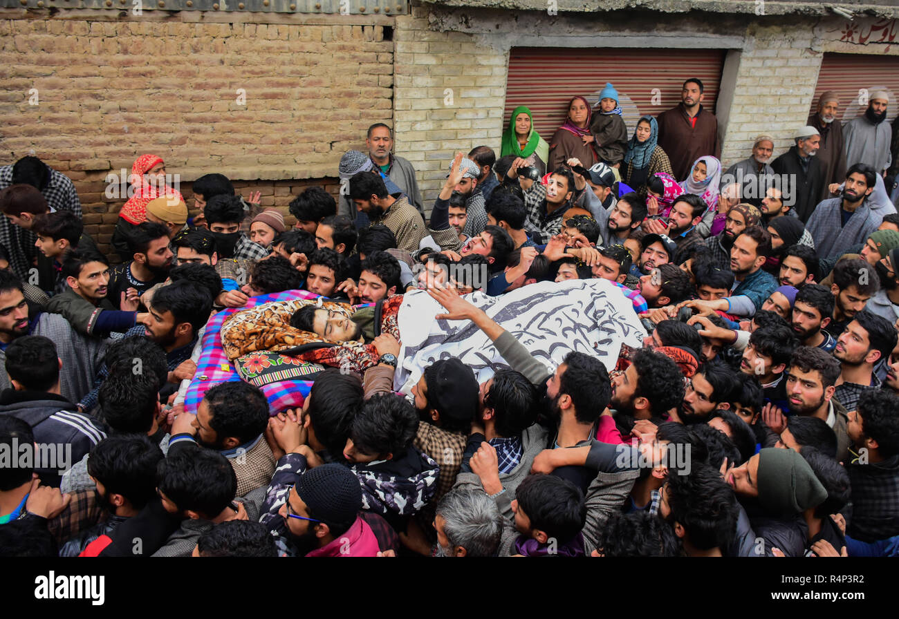 Un gran numero di persone ai funerali di presunti militanti Shakir Hassan Dar nel villaggio Rathsuna del f o lle nel quartiere indiano Kashmir amministrato il 27 novembre 2018. 27 Nov, 2018. Dar, chi è sospettato di appartenere al gruppo Ansar Ghazwat-ul-Hind gruppo militante, è stato ucciso in uno scontro a fuoco con le forze indiane nel Reshipora area di f o lle. Il gunfight in f o lle conseguita dopo le forze indiane cordoned fuori di un'area per affrontare militanti hanno creduto di essere in esso. Due militanti del Lashker-e-Taiba gruppo sono stati anche uccisi nell incontro Credito: Muzamil Mattoo/IMAGESLIVE/ZUMA filo/Alamy Live News Foto Stock