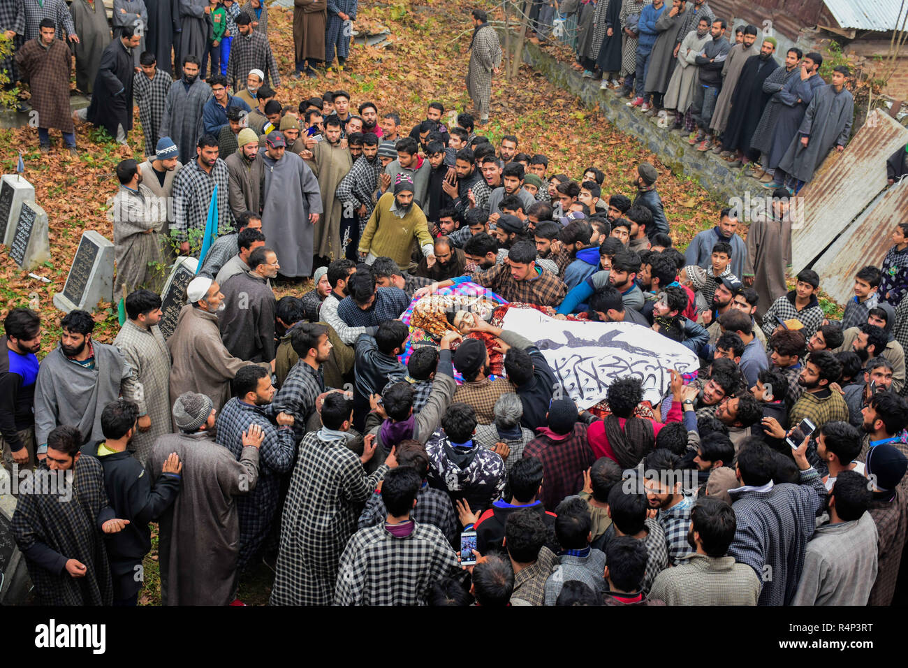 Un gran numero di persone ai funerali di presunti militanti Shakir Hassan Dar nel villaggio Rathsuna del f o lle nel quartiere indiano Kashmir amministrato il 27 novembre 2018. 27 Nov, 2018. Dar, chi è sospettato di appartenere al gruppo Ansar Ghazwat-ul-Hind gruppo militante, è stato ucciso in uno scontro a fuoco con le forze indiane nel Reshipora area di f o lle. Il gunfight in f o lle conseguita dopo le forze indiane cordoned fuori di un'area per affrontare militanti hanno creduto di essere in esso. Due militanti del Lashker-e-Taiba gruppo sono stati anche uccisi nell incontro Credito: Muzamil Mattoo/IMAGESLIVE/ZUMA filo/Alamy Live News Foto Stock