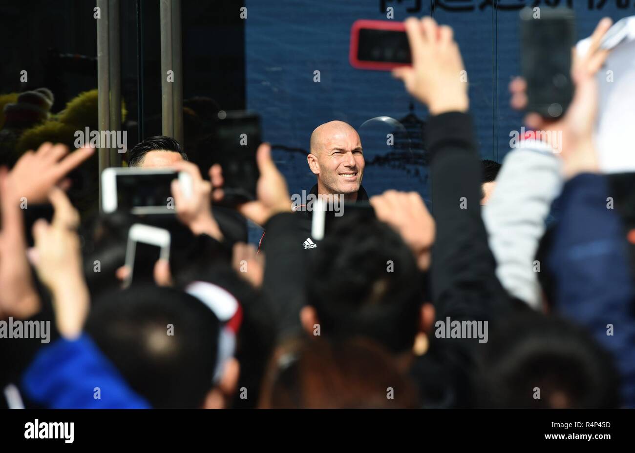 Hangzhou, Hangzhou, Cina. 28 Nov, 2018. Hangzhou, Cina-leggenda del calcio Zinedine Zidane mostra in un evento promozionale di un marchio sportivo in Hangzhou, nella provincia di Zhejiang. Credito: SIPA Asia/ZUMA filo/Alamy Live News Foto Stock