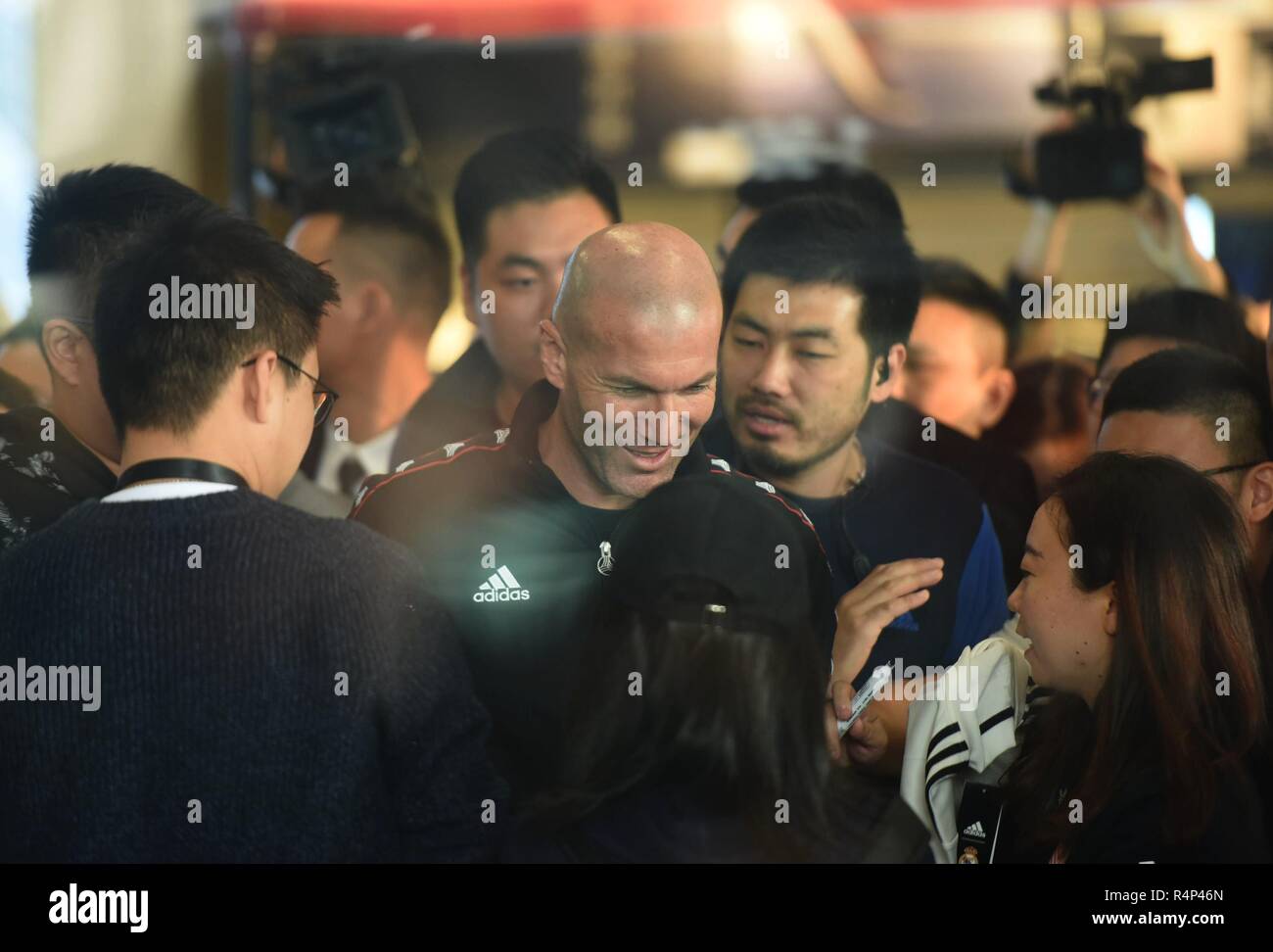 Hangzhou, Hangzhou, Cina. 28 Nov, 2018. Hangzhou, Cina-leggenda del calcio Zinedine Zidane mostra in un evento promozionale di un marchio sportivo in Hangzhou, nella provincia di Zhejiang. Credito: SIPA Asia/ZUMA filo/Alamy Live News Foto Stock