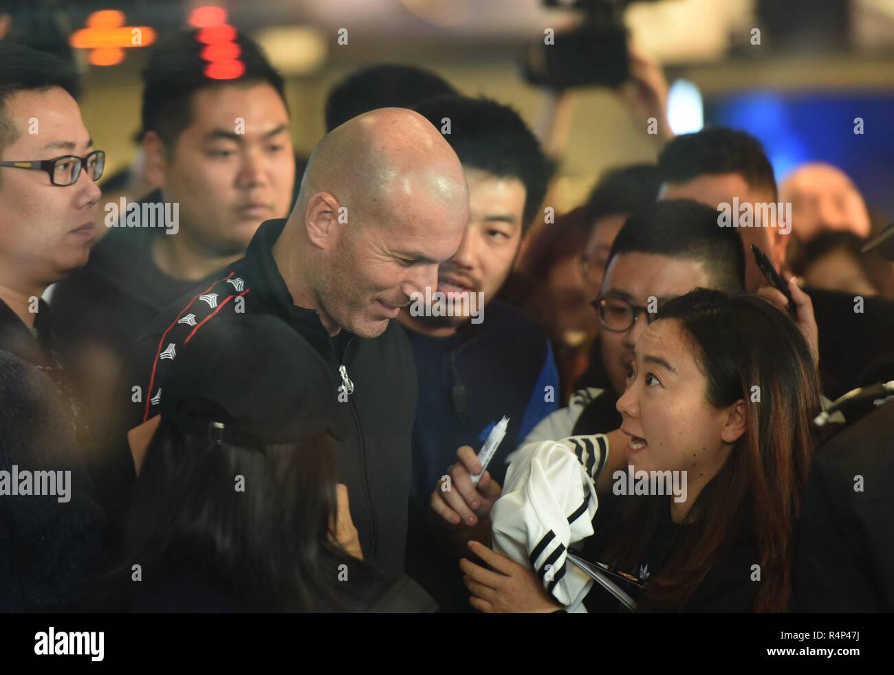Hangzhou, Hangzhou, Cina. 28 Nov, 2018. Hangzhou, Cina-leggenda del calcio Zinedine Zidane mostra in un evento promozionale di un marchio sportivo in Hangzhou, nella provincia di Zhejiang. Credito: SIPA Asia/ZUMA filo/Alamy Live News Foto Stock