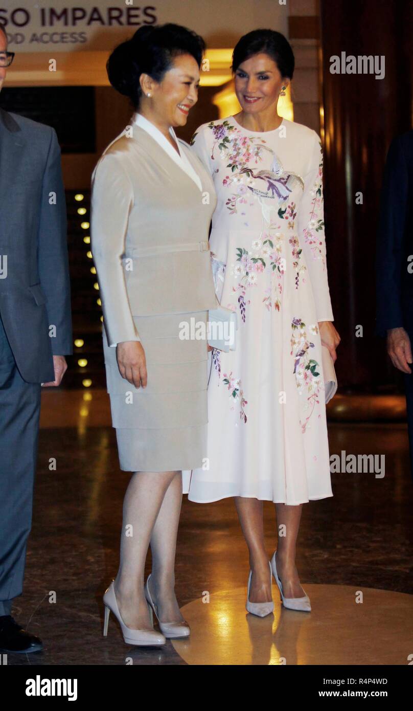 Regina spagnola Letizia Ortiz con la Cina prima signora Peng Liyuan durante la visita al Teatro Reale / Teatro Real in occasione della sua visita ufficiale in Spagna al RoyalPalace in Madrid , Mercoledì 28 Novembre 2018 Foto Stock