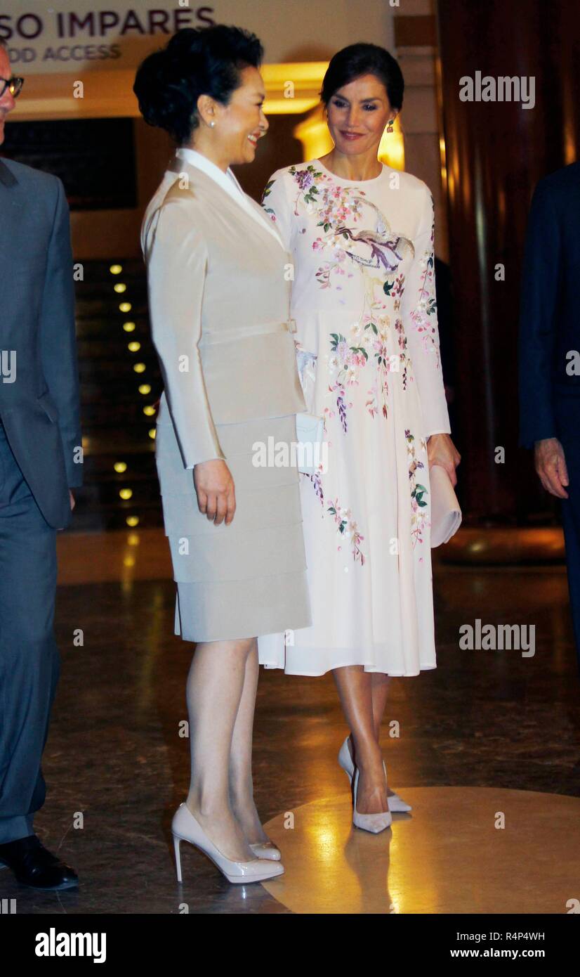 Regina spagnola Letizia Ortiz con la Cina prima signora Peng Liyuan durante la visita al Teatro Reale / Teatro Real in occasione della sua visita ufficiale in Spagna al RoyalPalace in Madrid , Mercoledì 28 Novembre 2018 Foto Stock