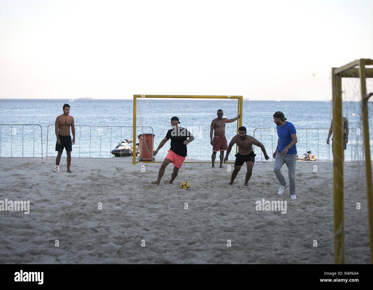 Kish Island, Iran. 27 Nov, 2018. Persone di giocare a calcio sulla spiaggia di Kish Island, Iran meridionale, su nov. 27, 2018. Credito: Ahmad Halabisaz/Xinhua/Alamy Live News Foto Stock