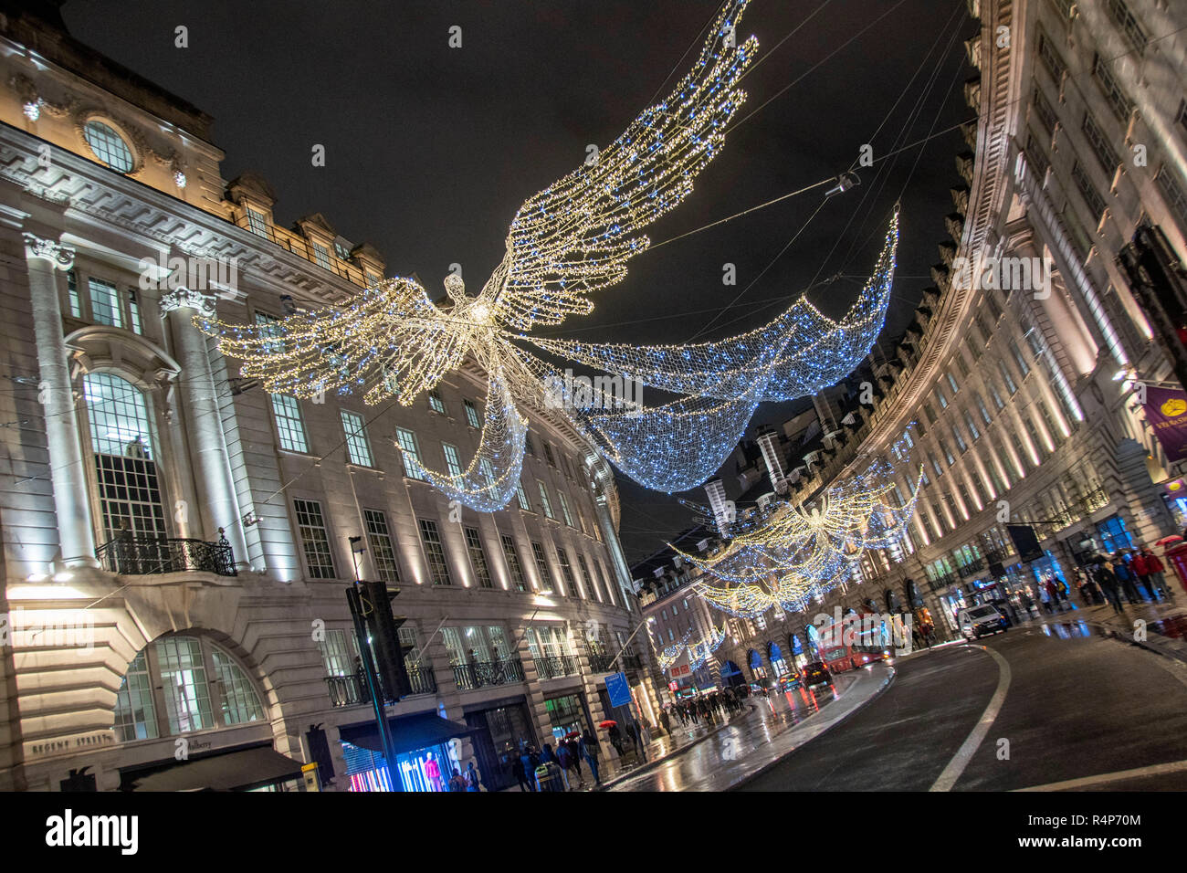 Regents Street, Londra, Regno Unito. 27 Novembre 2018 : le spettacolari luci di Natale la visualizzazione sul Regents Street a Londra la scorsa notte con meno di un mese per andare fino a quando il giorno di Natale. Credito: Phil Rees/Alamy Live News Foto Stock