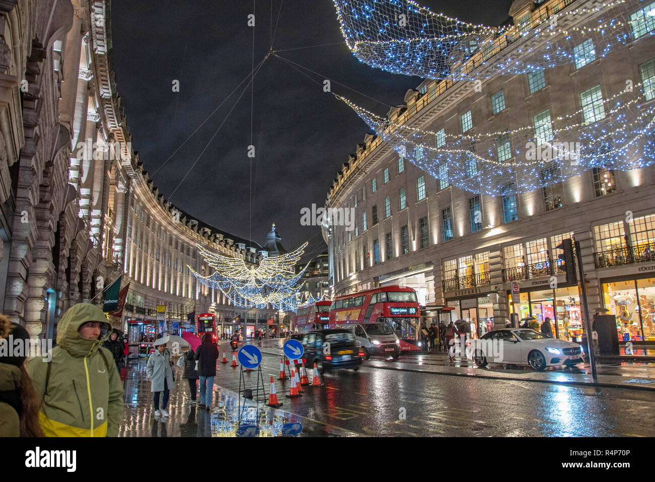 Regents Street, Londra, Regno Unito. 27 Novembre 2018 : le spettacolari luci di Natale la visualizzazione sul Regents Street a Londra la scorsa notte con meno di un mese per andare fino a quando il giorno di Natale. Credito: Phil Rees/Alamy Live News Foto Stock