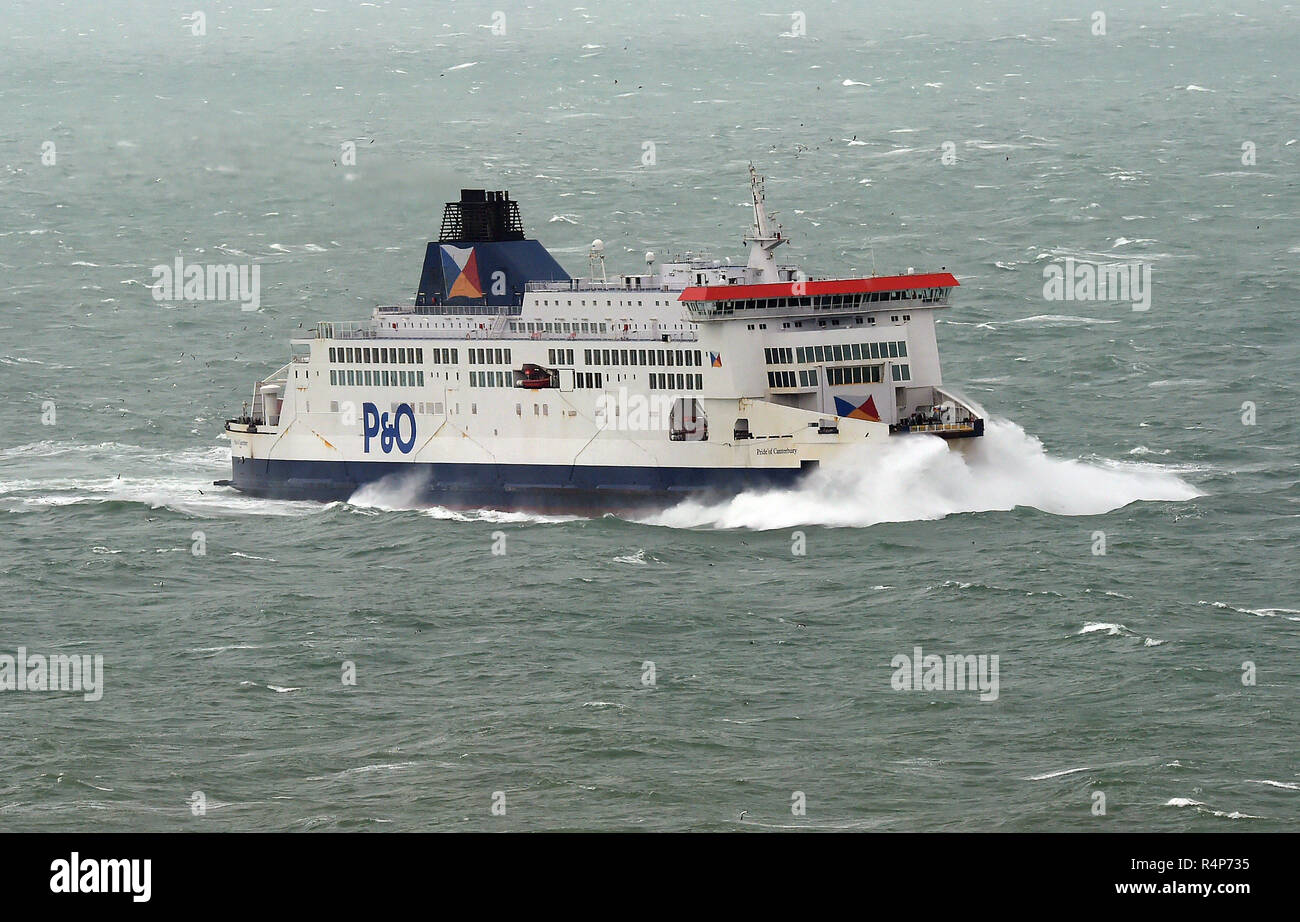 Porto di Dover. 28 Nov 2018. Regno Unito: Meteo come tempesta Diana spazza il Regno Unito traghetti voce al Porto di Dover esperienza di onde alte e di scarsa visibilità come essi attraversano il Canale Inglese Credito: MARTIN DALTON/Alamy Live News Foto Stock