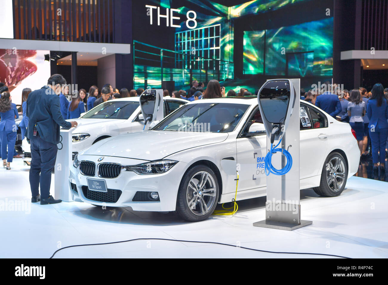 Nonthaburi, Tailandia. 28 Nov 2018. BMW 330e M Sport auto sul display al trentacinquesimo Thailandia International Motor Expo il 28 novembre 2018 a Nonthaburi, Tailandia. Credito: Chatchai Somwat/Alamy Live News Foto Stock