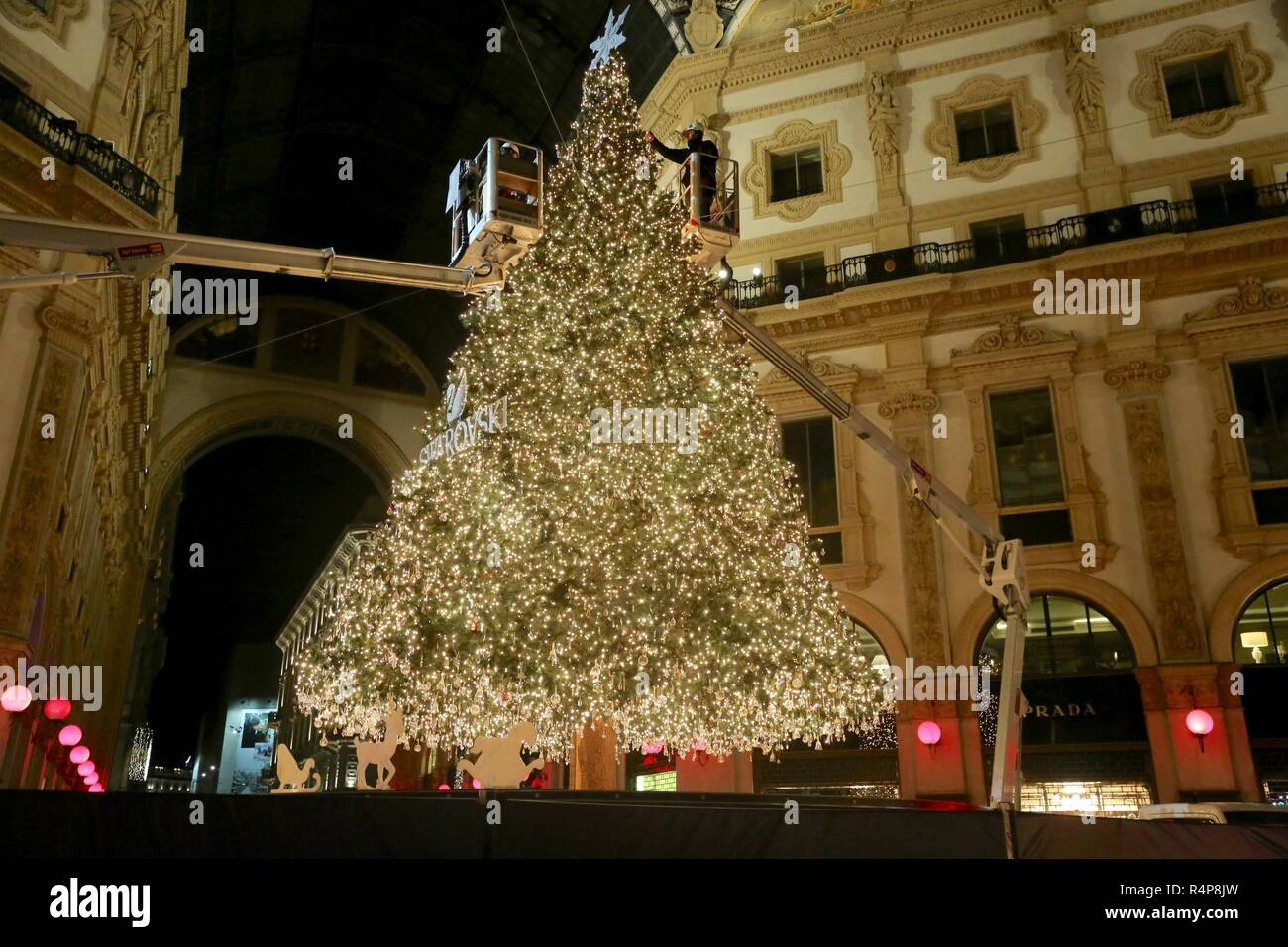 L'albero di Natale di Swarovski illumina la Ottagono della Galleria Vittorio Emanuele (Massimo Alberico, Milano - 2018-11-28) p.s. la foto e' utilizzabile nel rispetto del contesto in cui e' stata scattata, e senza intento diffamatorio del decoro delle persone rappresentate Foto Stock